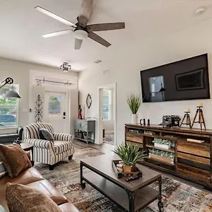 Exclusive Haven Retreat With A Private Backyard Holiday home