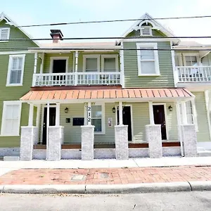 Cosy 3-bedroom Downtown Walk To Convention Center Apartment