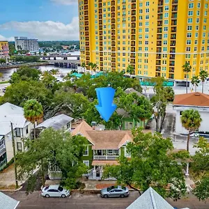 Lovely Historic Near Amelia Arena + Hyde Park Apartment